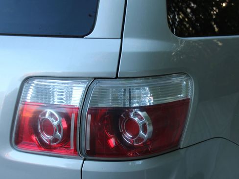 Used 2010 GMC Acadia SLE image 36