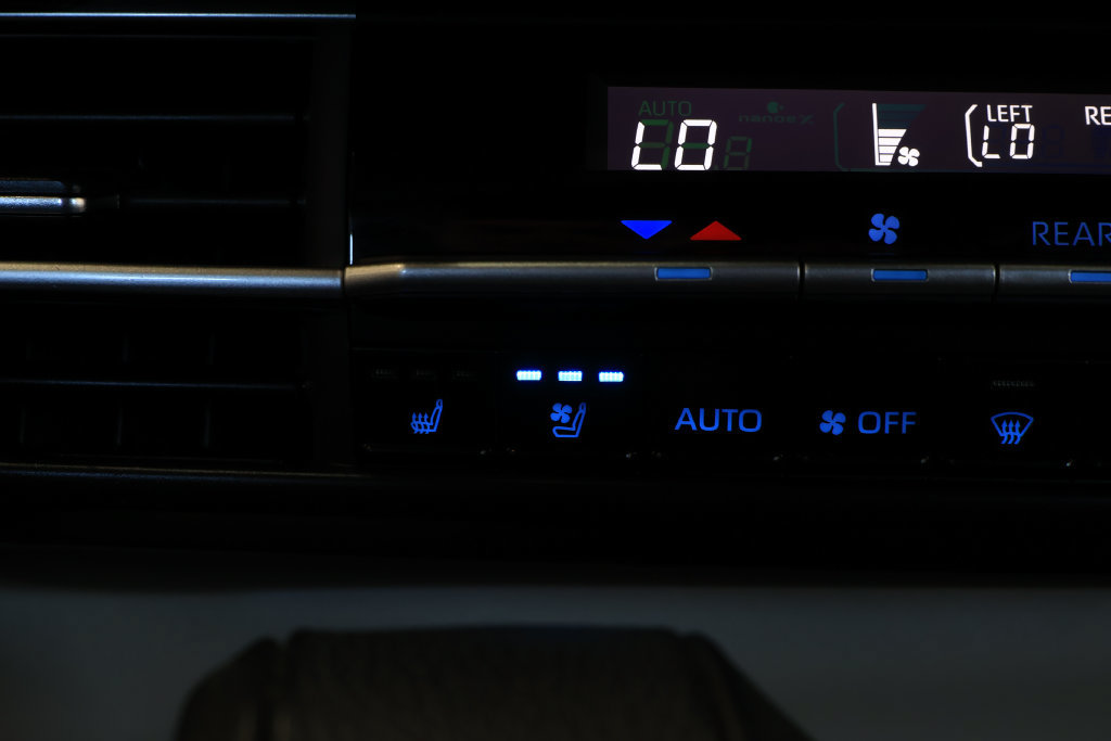 Used 2024 Toyota Sienna Platinum FWD image 37