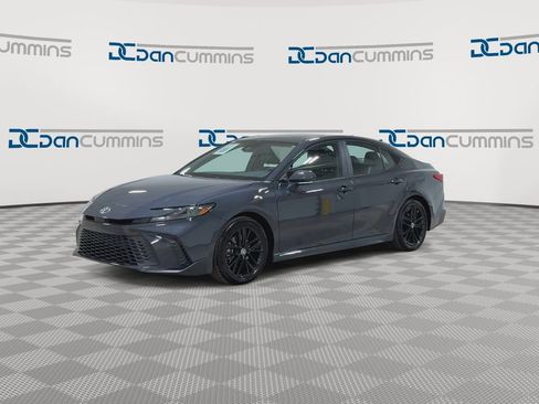 Used 2025 Toyota Camry SE w/ Convenience Package image 5