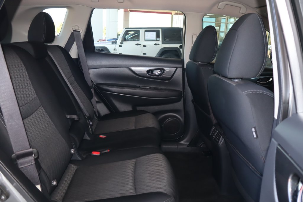 Used 2017 Nissan Rogue SV FWD image 37