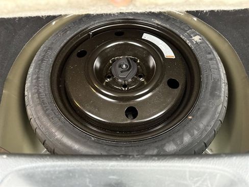 Used 2018 Ford Explorer XLT image 40