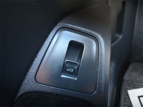 Used 2022 Volkswagen Tiguan SE image 32