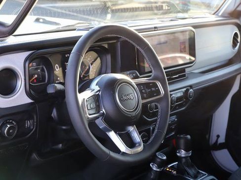 Used 2025 Jeep Wrangler Sahara image 13