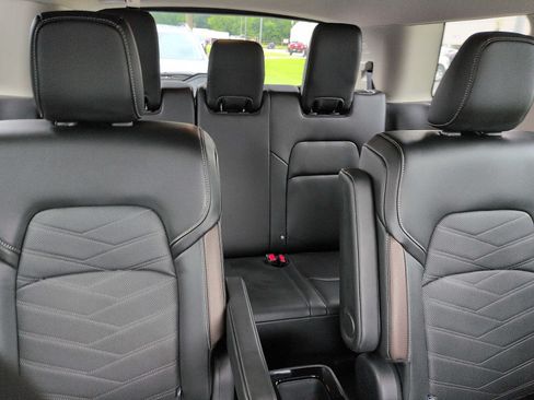 Used 2025 Nissan Pathfinder Platinum FWD image 11
