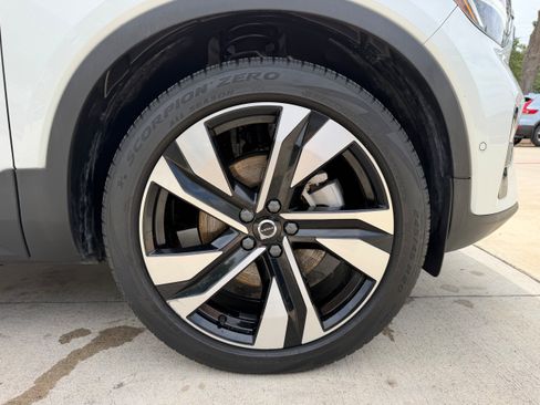 Certified 2023 Volvo XC40 B4 Plus w/ Protection Package Premier FWD image 9