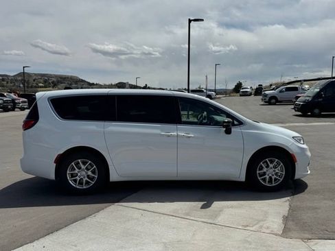 New 2026 Chrysler Pacifica Select FWD image 7