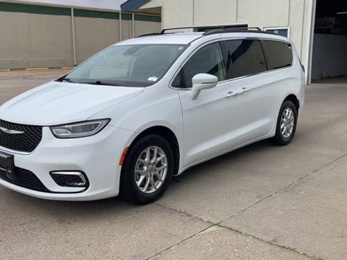 Used 2022 Chrysler Pacifica Touring-L FWD image 4