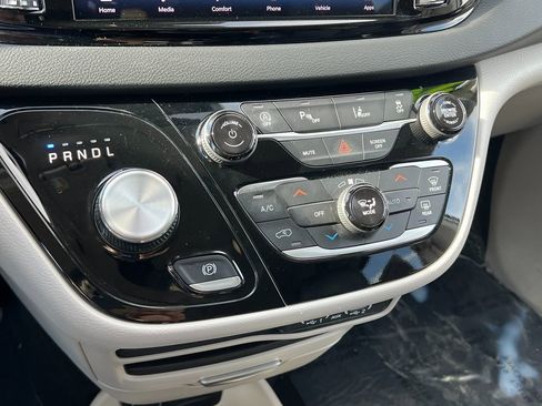 Certified 2024 Chrysler Pacifica Touring-L image 33