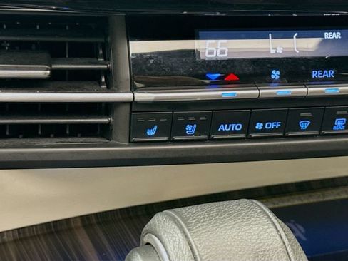Used 2022 Toyota Sienna Platinum FWD image 21