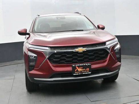 Used 2025 Chevrolet Trax LT FWD image 3