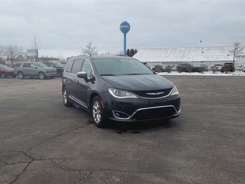 Used 2019 Chrysler Pacifica Limited image 3