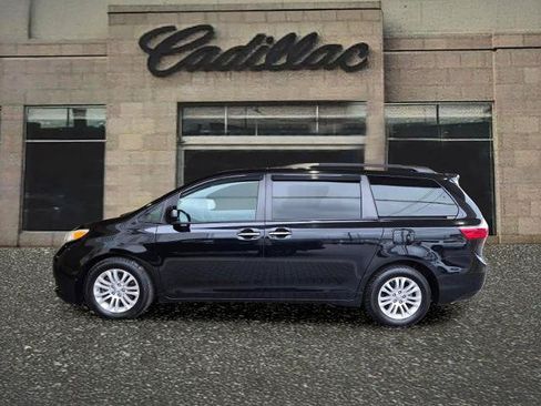 Used 2017 Toyota Sienna XLE Premium FWD image 2