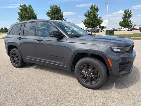 Used 2024 Jeep Grand Cherokee Altitude AWD/4WD image 4