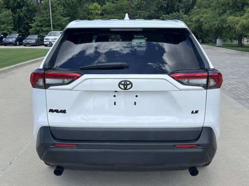 Used 2022 Toyota RAV4 LE FWD image 9