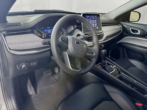 Used 2025 Jeep Compass Latitude image 9