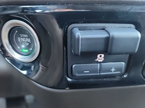 Certified 2025 GMC Sierra 1500 SLT image 19