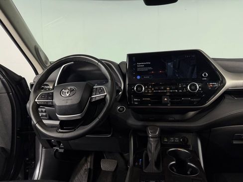 Used 2024 Toyota Highlander Limited image 12