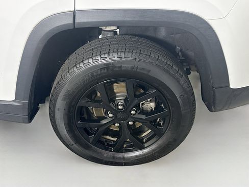 Used 2025 Jeep Grand Cherokee Altitude image 11