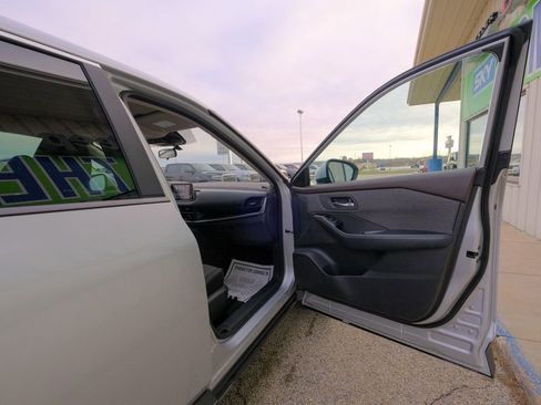 Used 2023 Nissan Rogue SV image 15