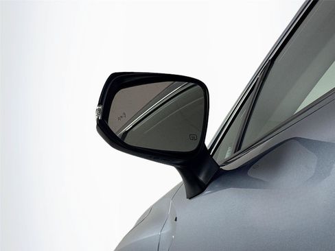 Certified 2025 Toyota Corolla Cross XLE FWD image 5