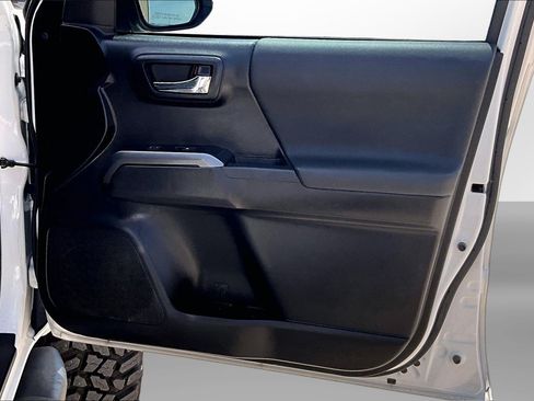 Used 2022 Toyota Tacoma TRD Sport AWD/4WD image 26