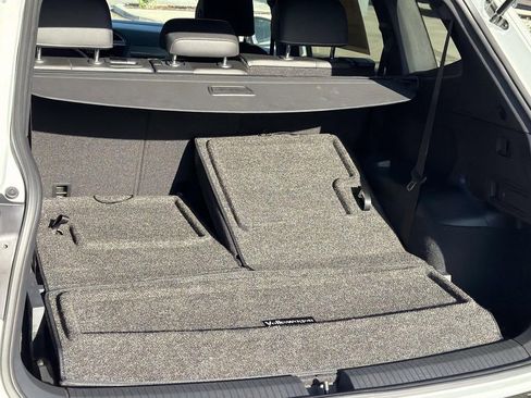 Used 2023 Volkswagen Tiguan SE R-Line image 8