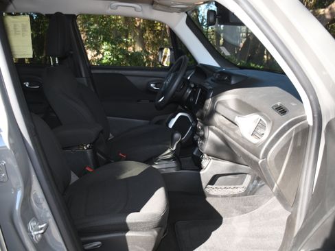 Used 2019 Jeep Renegade Latitude w/ Safety & Security Group II image 19