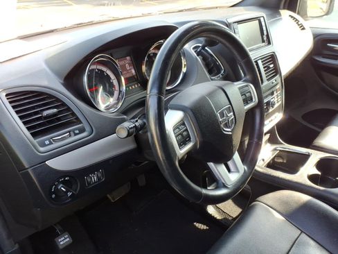 Used 2018 Dodge Grand Caravan GT FWD image 3