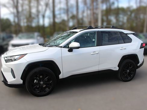 Used 2023 Toyota RAV4 SE image 4
