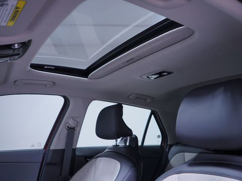 Used 2025 Kia Niro SX Touring image 8