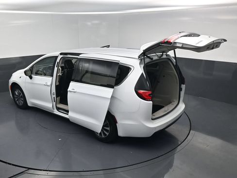 Used 2024 Chrysler Pacifica Limited FWD image 18