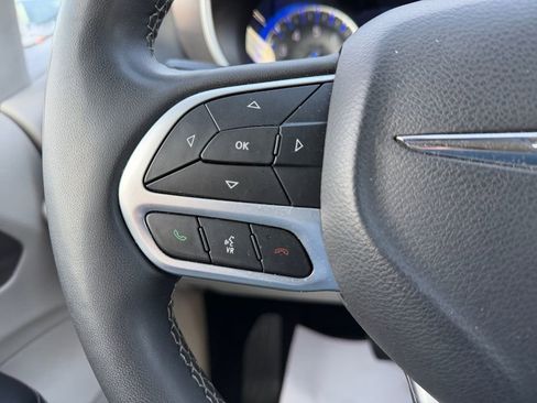 Used 2024 Chrysler Pacifica Touring-L image 16