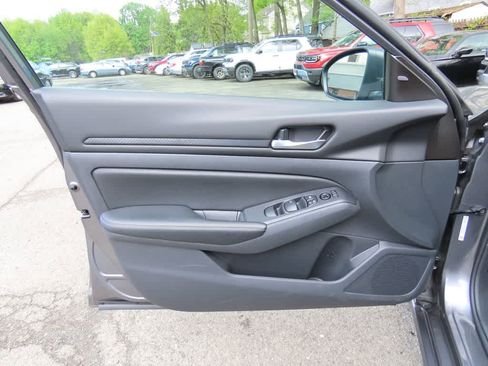 Used 2025 Nissan Altima 2.5 SV FWD image 14