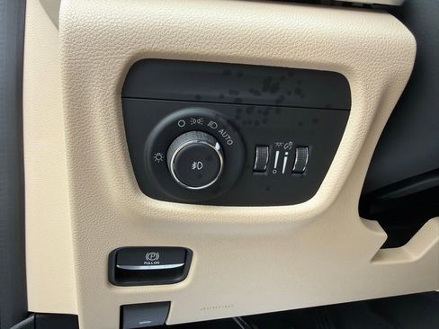 Used 2023 Jeep Grand Cherokee Limited AWD/4WD image 12