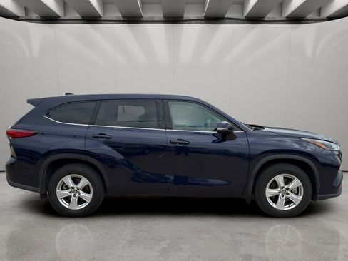 Used 2022 Toyota Highlander LE image 6