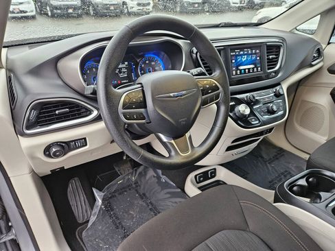 Used 2020 Chrysler Pacifica Touring image 27