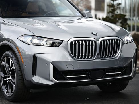 Certified 2025 BMW X5 sDrive40i w/ Premium Package image 2