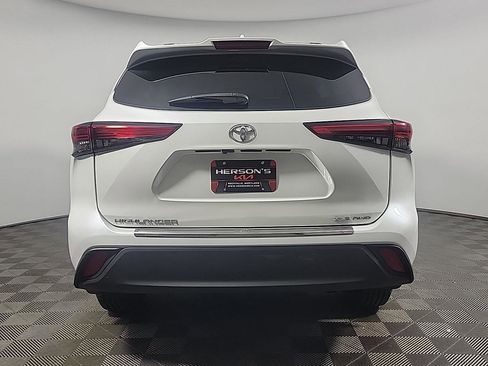 Used 2023 Toyota Highlander XLE AWD/4WD image 5