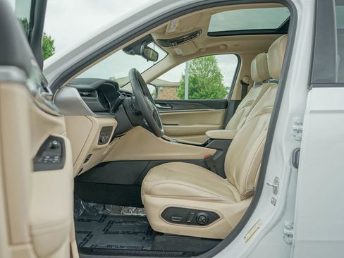 Used 2022 Jeep Grand Cherokee Limited AWD/4WD image 13