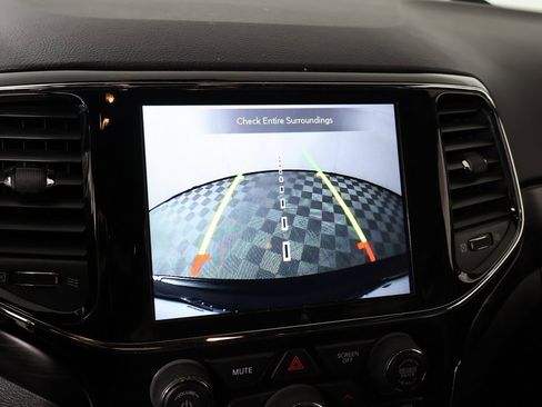 Used 2021 Jeep Grand Cherokee Laredo X image 6