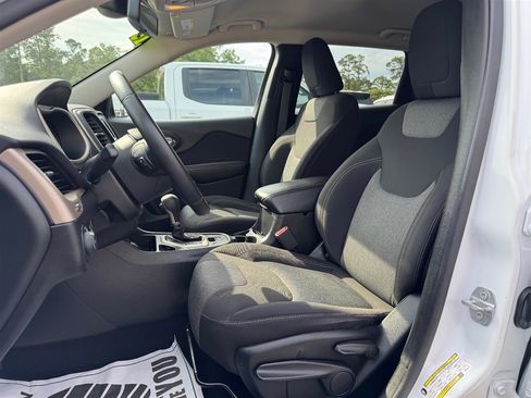 Used 2018 Jeep Cherokee Latitude w/ Altitude Package FWD image 18
