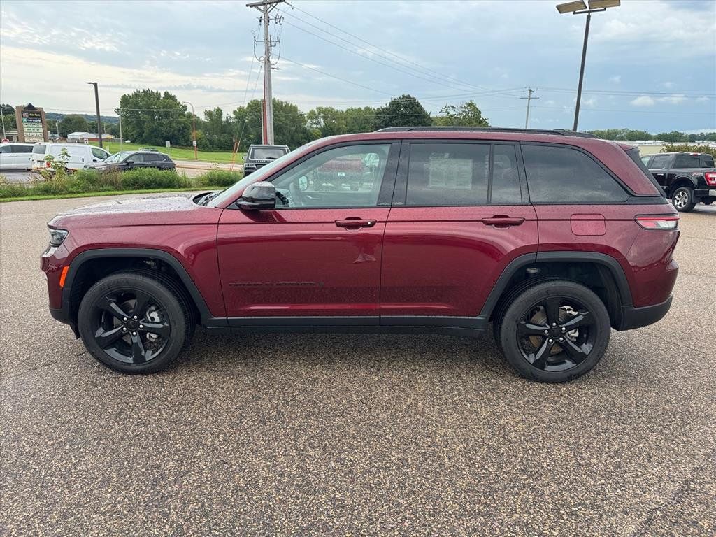 Used 2024 Jeep Grand Cherokee Altitude AWD/4WD image 2