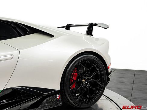 Used 2018 Lamborghini Huracan Performante AWD/4WD image 17