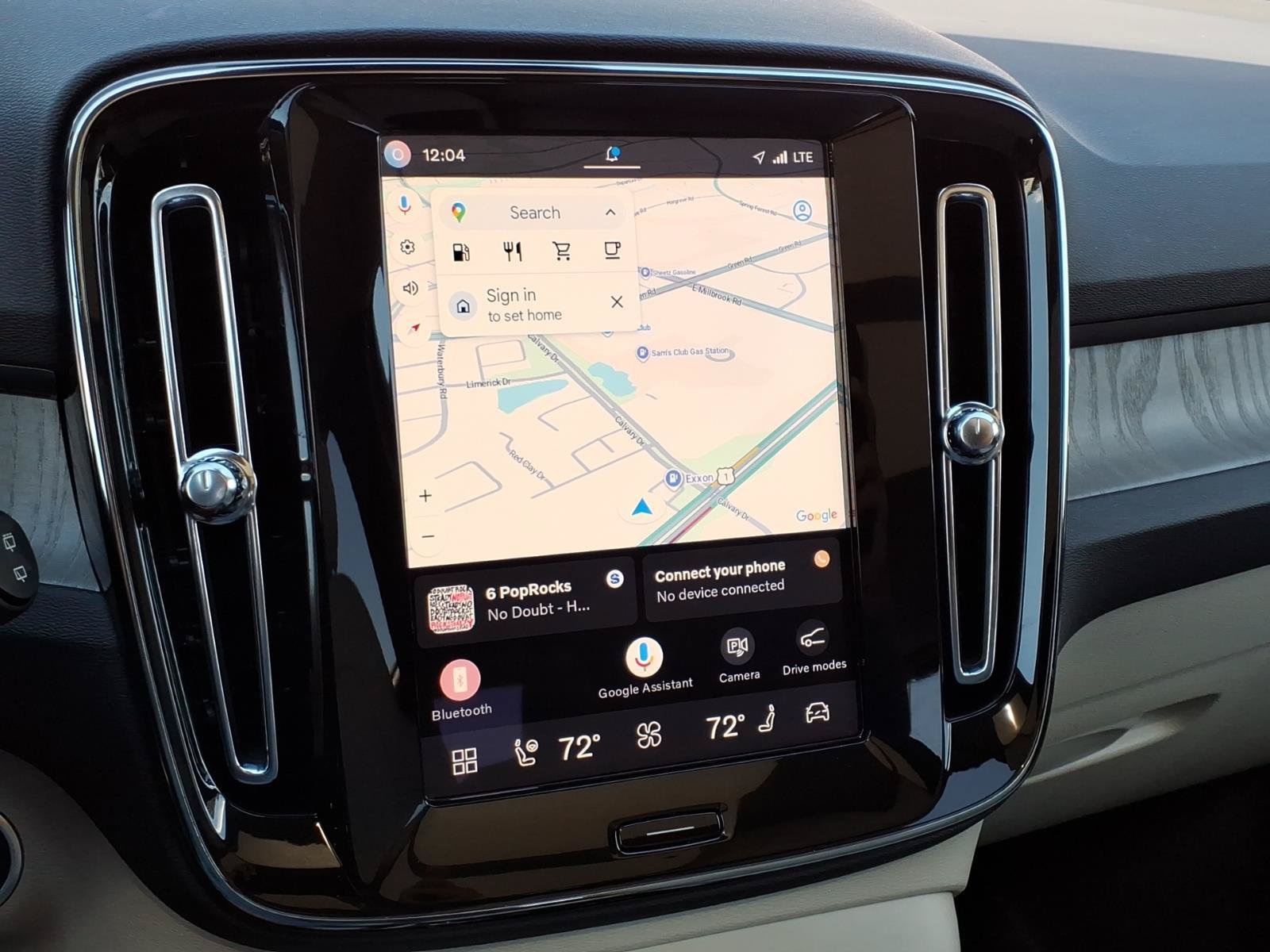 Certified 2025 Volvo XC40 B5 Plus AWD/4WD image 22