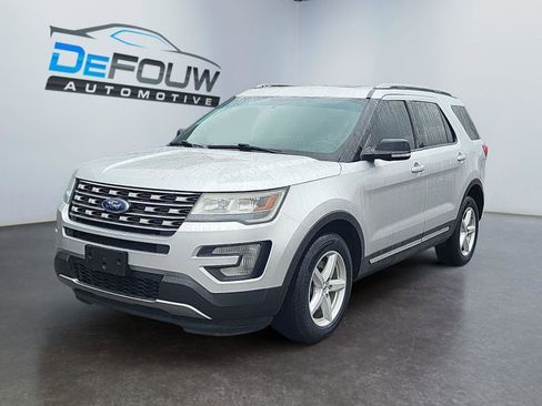 Used 2016 Ford Explorer XLT w/ Equipment Group 201A image 7