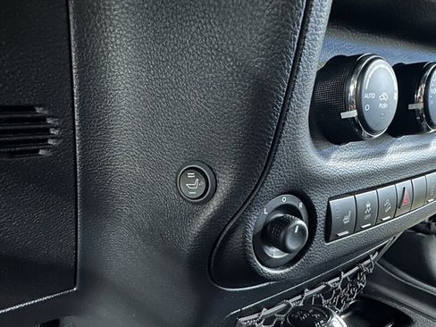 Used 2013 Jeep Wrangler Unlimited Rubicon AWD/4WD image 32