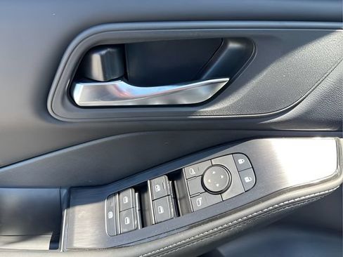 Used 2025 Nissan Rogue SV AWD/4WD image 10