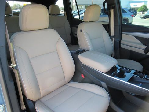 Used 2025 Buick Enclave Preferred w/ Power Package image 8