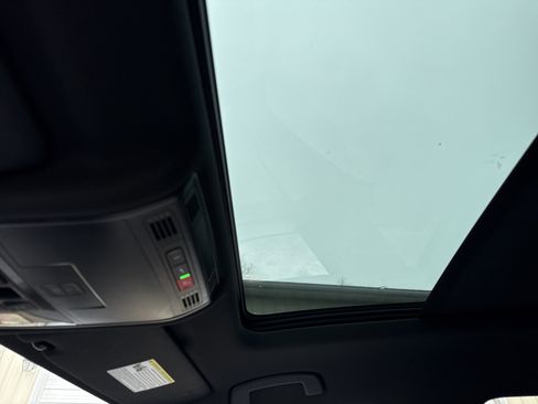 Used 2023 Volkswagen Tiguan SE R-Line image 3