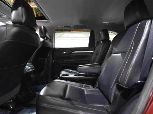 Used 2019 Toyota Highlander XLE AWD/4WD image 38
